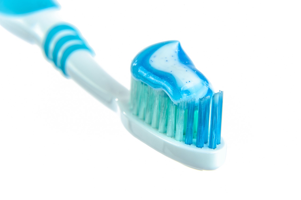 Fluoride Toothpaste or Fluoride-Free? Which One is Right for Your Teeth?